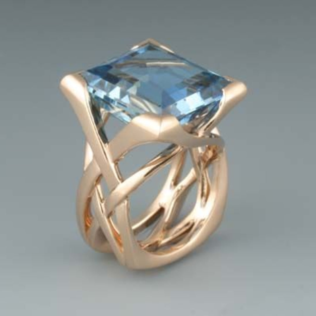 Anillo vintage de oro rosa y circonita azul