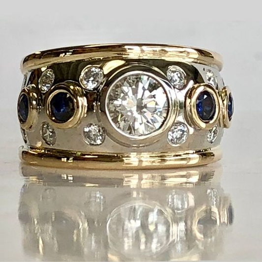 Anillo vintage dorado con incrustaciones de circonitas 